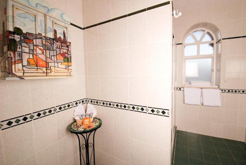 Hotel & Suites Galeria Морелия Стая снимка